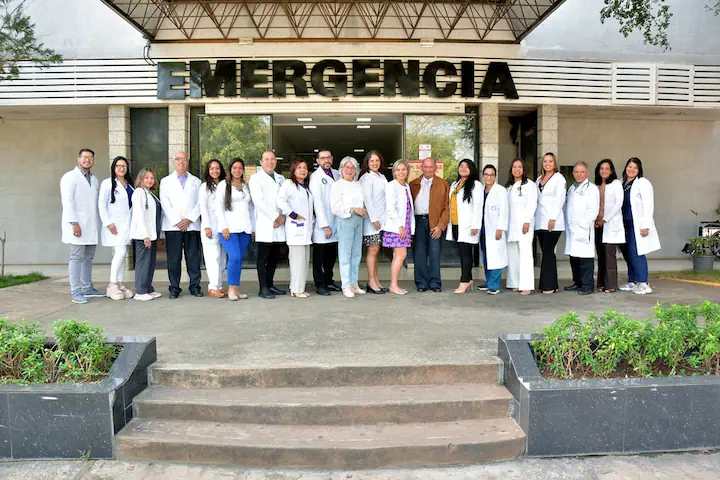 Médico del Grupo CECIAMB brindando atención especializada